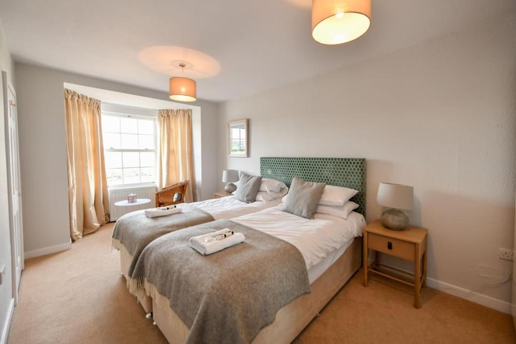 3 Bedroom Townhouse Right On The Harbour Isle of Whithorn Exterior foto