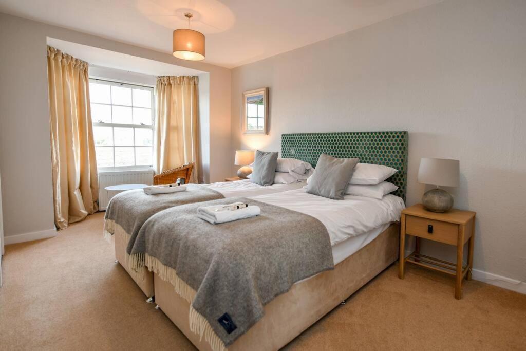 3 Bedroom Townhouse Right On The Harbour Isle of Whithorn Exterior foto